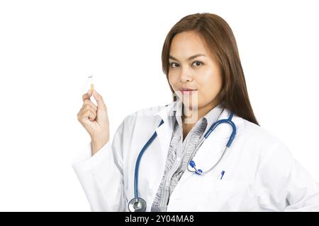 Une mignonne médecin asiatique avec une blouse de laboratoire blanche, souriant chaleureusement en regardant la caméra tenant une cigarette cassée pour soutenir l'arrêt de fumer. Horiz Banque D'Images