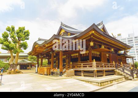 Tokyo, Japon, 30 juillet 2015 : entrée principale du sanctuaire shinto Yushima Tenmangu par une journée d'été ensoleillée en Asie Banque D'Images