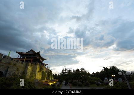 Un beau lever de soleil matinal à la porte sud de l'ancienne muraille de la vieille ville de Dali, Yunnan, Chine, Asie Banque D'Images