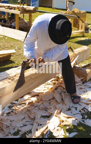 Annecy, France, 6 juillet 2012 : un homme âgé utilise les méthodes traditionnelles du vieux monde de la région des Alpes françaises de haute-Savoie pour raser de fines lamelles de bois à l'aide de Banque D'Images