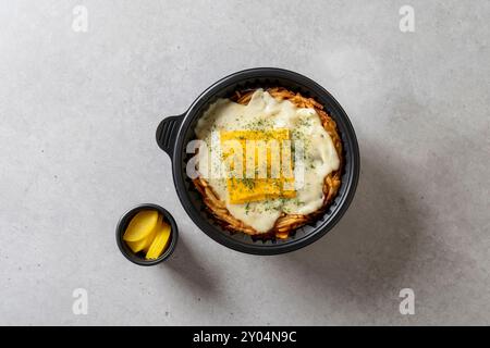 Soupe de gâteau de poisson, tteokbokki, crêpe de pommes de terre épicée, frites de poivron rouge, fromage, pommes de terre, œufs de poisson volants, boulettes de riz, thon, mayonnaise, poulet Banque D'Images