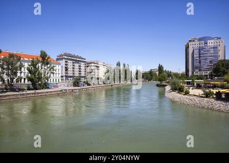 Autriche, Vienne, canal du Danube (Donaukanal) et horizon de la ville, Europe Banque D'Images