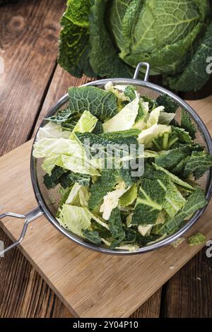 Fresh Savoy (close-up shot) sur fond de bois vintage Banque D'Images