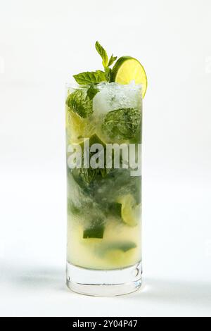 Cocktail Mojito au citron vert et à la menthe dans un verre Crystal Clear Banque D'Images