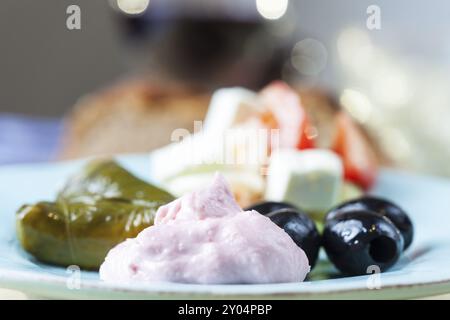 Taramas grecs et feuilles de vigne farcies avec salade Banque D'Images