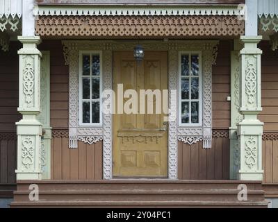 Verkhniye Mandrogi est un village insulaire russe sur la rive gauche de la rivière Svir, qui relie le lac Onega au lac Ladoga. Entrée en bois d'une fa Banque D'Images