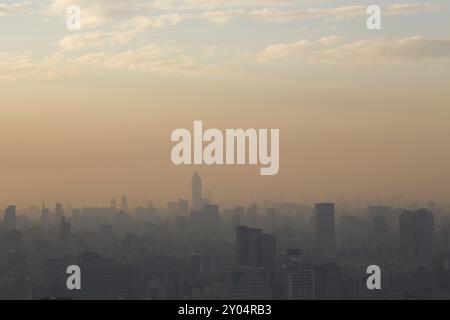 Taipei, Taiwan, 05 janvier 2015 : photographie de la skyline submergée par le smog au coucher du soleil, Asie Banque D'Images