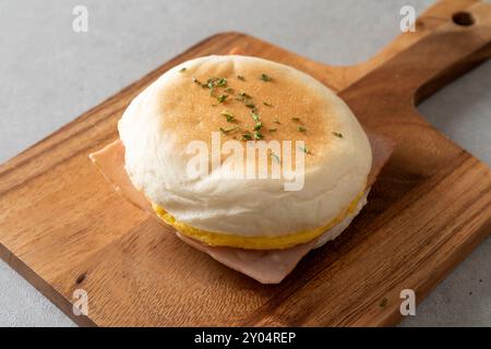 Café, gâteau, hibiscus, citron, ADE, crème d'amande, mochashpenner, fraise crue, bouteille, pain à saucisse, muffin, tiramisu, croissant, gaufre, croissant Banque D'Images