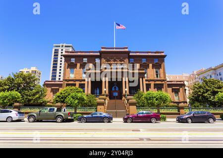 San Francisco, États-Unis, 20 mai 2016 : Maison historique en grès brun, l'ancienne Flood Mansion abrite le Pacific-Union Club sur California Street sur Nob Hill i. Banque D'Images