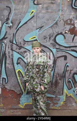 Garçon adolescent en camouflage et avec équipement pour paintball Banque D'Images