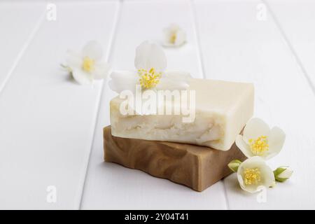 Savon naturel fabriqué à la main avec des fleurs de jasmin sur vintage planche de bois. Spa Banque D'Images