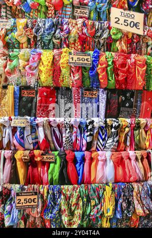 Les lignes avec de nombreux foulards colorés la pendaison pour vente à la place Banque D'Images