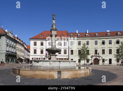 Slovaquie, Bratislava, vieille ville, Fontaine Roland sur la place principale (Hlavne Namestie), centre-ville historique, Europe Banque D'Images