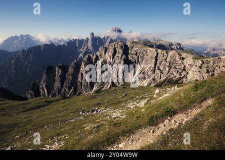 Vue panoramique de la crête de montagne près de Tre Cime, Dolomite, Italie, Europe Banque D'Images