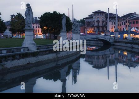 Matin à Prato della Valle, Padoue, Vénétie, Italie, Europe Banque D'Images