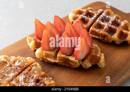 Café, gâteau, hibiscus, citron, ADE, crème d'amande, mochashpenner, fraise crue, bouteille, pain à saucisse, muffin, tiramisu, croissant, gaufre, croissant Banque D'Images