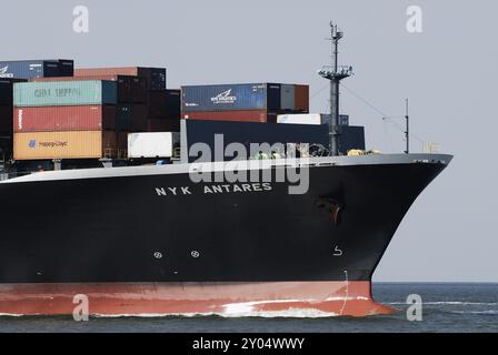 Bow of Containership NYK Antares, IMO-No. 9162485 arrivée sur la rivière Elbe par Cuxhaven Detail depuis le Containership NYK Antares, Imo-No. 9162485 entrant Banque D'Images