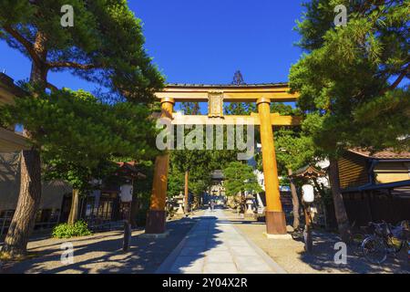 Grand torii en bois entrée de Sakurayama Hachiman-gu Temple Shinto sur un ciel bleu clair jour à Takayama, l'établissement Hida Prefecture, Japan. L'horizontale Banque D'Images