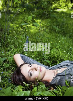 Portrait de la femme de beauté en gros plan sur l'arrière-plan de la nature Banque D'Images