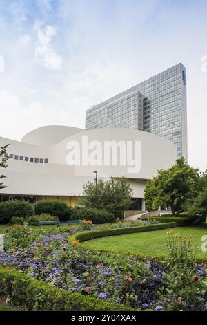 Schauspielhaus et Dreischeibenhaus, Duesseldorf, Rhénanie-du-Nord-Westphalie, Allemagne, Europe Banque D'Images