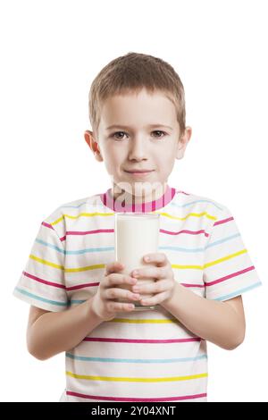 Beauté souriante enfant garçon main tenant le verre de boisson de lait blanc isolé Banque D'Images