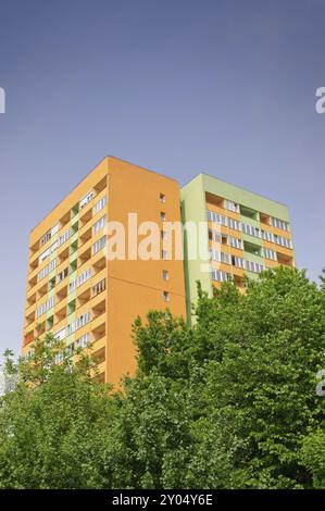 Bloc d'appartements avec l'isolation des murs d'économie d'énergie Banque D'Images