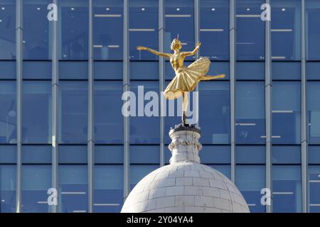 LONDRES/Royaume-Uni, 21 MARS : réplique de la statue d'Anna Pavlova sur la coupole du Victoria Palace Theatre à Londres le 21 mars 2018 Banque D'Images