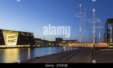 Panoramique nightshot du moderne Circle Bridge et de la Bibliothèque Royale à Copenhague, Danemark, Europe Banque D'Images