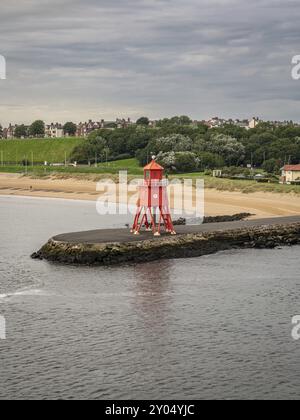 South Shields, Tyne and Wear, Angleterre, Royaume-Uni, septembre 05, 2018 : vue de la rivière Tyne vers le phare de Groyne, avec South Shields dans la Banque D'Images