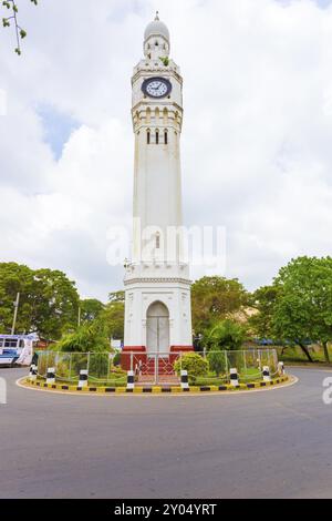 Jaffna, Sri Lanka, le 3 février 2015 : bus circulant autour d'un rond-point de style colonial britannique à la tour de l'horloge centrale par une journée couverte Banque D'Images