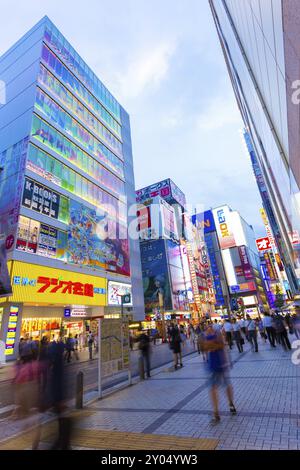 Tokyo, Japon, 29 juillet 2015 : foules de gens animés marchant autour du quartier du centre électronique d'Akihabara parmi les lumières vives et les enseignes de magasins, a Banque D'Images