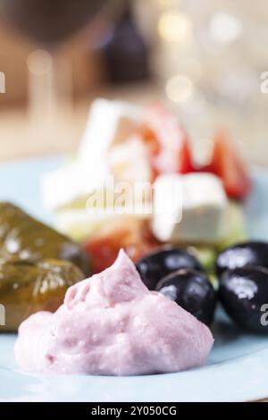 Taramas grecs et feuilles de vigne farcies avec salade Banque D'Images