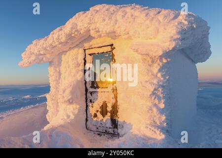 Cabane couverte de gel sur la montagne Dundret, réserve naturelle de Dundret, Gaellivare, Norrbotten, Laponie, Suède, janvier 2014, Europe Banque D'Images