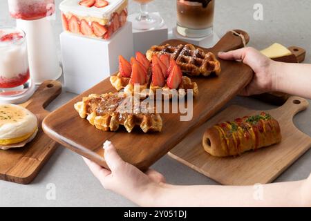 Café, gâteau, hibiscus, citron, ADE, crème d'amande, mochashpenner, fraise crue, bouteille, pain à saucisse, muffin, tiramisu, croissant, gaufre, croissant Banque D'Images