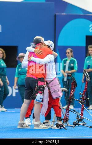 Paris, France. 31 août 2024. Jodie Grinham (GBR) et Kseniya Markitantova (POL) embrassant après l'étape individuelle d'élimination ouverte des composés féminins du para-Archery le quatrième jour des Jeux paralympiques d'été de Paris 2024 à l'Esplanade des Invalides, Paris, France. Le match a été remporté par Grinham, 142-141. Crédit : Michael Preston/Alamy Live News Banque D'Images