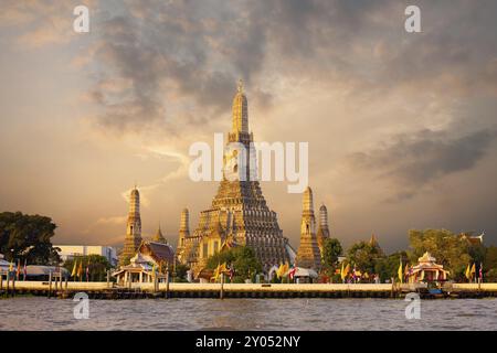 Le temple emblématique de l'aube, Wat Arun, le long de la rivière Chao Phraya avec un ciel rouge coloré au lever du soleil du matin à Bangkok, Thaïlande, Asie Banque D'Images