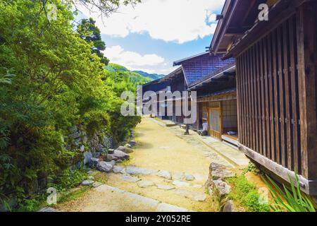 Anciennes maisons traditionnelles japonaises en bois à fastidieuses avec portes coulissantes en bois bordent un chemin bucolique de terre dans la partie historique de Tsumago sur Magome-Tsumago de la partie Banque D'Images