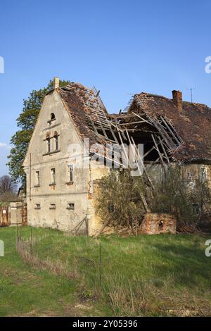 Le toit effondré d'une maison vacante Banque D'Images