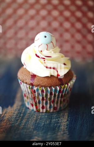 Design Halloween cupcake fait maison sur fond sombre Banque D'Images