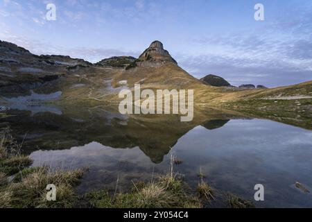 Lac Augstsee et la montagne Atterkogel sur le perdant. Automne, beau temps, ciel bleu. Le soir après le coucher du soleil. Réflexion Altaussee, Bad Aussee, Banque D'Images