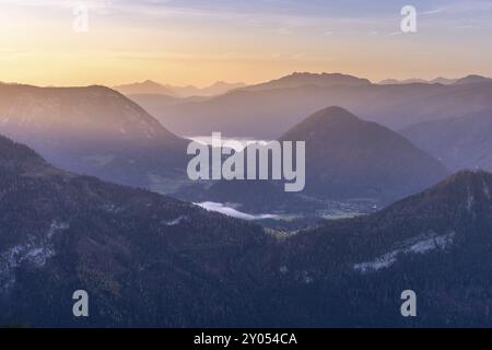 Vue du perdant aux montagnes et Grundlsee en arrière-plan. Le matin au lever du soleil. Ciel bleu. Automne. Altaussee, Bad Aussee, Ausseer Land Banque D'Images