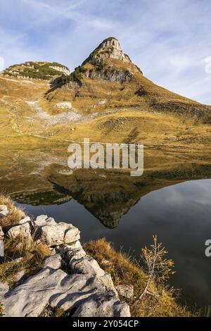 Lac Augstsee et la montagne Atterkogel sur le perdant. Automne, beau temps, ciel bleu. Réflexion. Altaussee, Bad Aussee, Ausseer Land, Totes Gebirge Banque D'Images