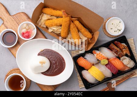 Poisson cru, saumon, mochi-ridofu, sushi, sushi assorti, cuisses de crabe des neiges frites, nourriture frite, japonaise Banque D'Images