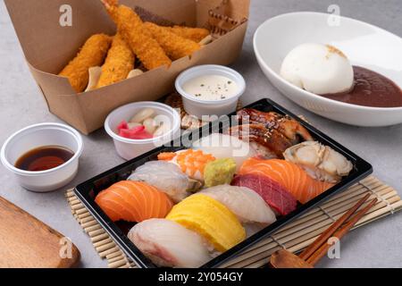 Poisson cru, saumon, mochi-ridofu, sushi, sushi assorti, cuisses de crabe des neiges frites, nourriture frite, japonaise Banque D'Images