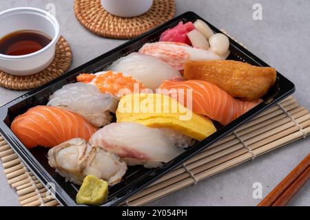 Poisson cru, saumon, mochi-ridofu, sushi, sushi assorti, cuisses de crabe des neiges frites, nourriture frite, japonaise Banque D'Images