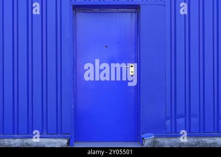 Porte bleue à l'extérieur de bâtiment industriel Banque D'Images