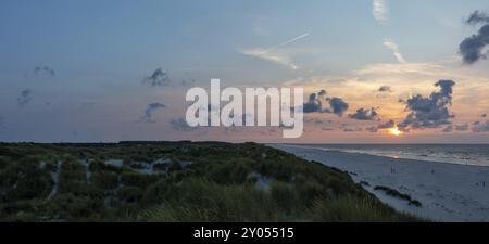 Coucher de soleil sur une plage de sable avec des dunes, Buren, île d'Ameland, Frise, pays-Bas Banque D'Images