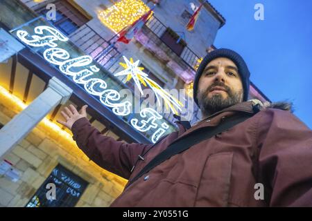 Selfie d'un nom dans l'Hôtel de ville de Cervera de Pisuerga décoré pour Noël, province de Palencia, Communauté de Castille et Léon. Espagne Banque D'Images