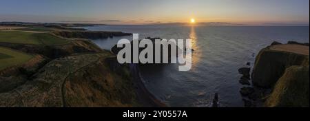 Château de Dunnottar, ruines de château au lever du soleil sur les falaises, tir par drone, Stonehaven, Aberdeenshire, Écosse, grande-Bretagne Banque D'Images