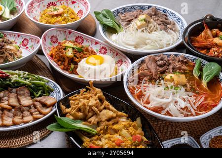 Style thaï, riz frit, pad thaï, kung, crevettes, tom yum goong, kram, bupadpongkuri, porc, riz garni de riz, œufs frits, bœuf, nouilles de riz, gousses Banque D'Images